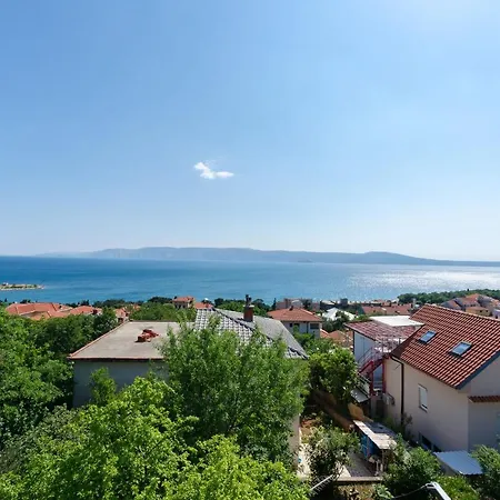 アパート And Drazen *